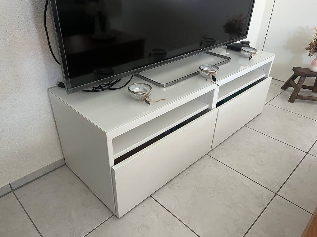 Ikea Meubles TV: TV-Möbel abzugeben – D'occasion à Buchrain par cna_dr9c 1