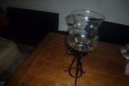 Schöne vase aus glas und Metal.