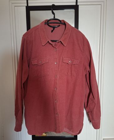 Chemise rose corail en velour côtelé
