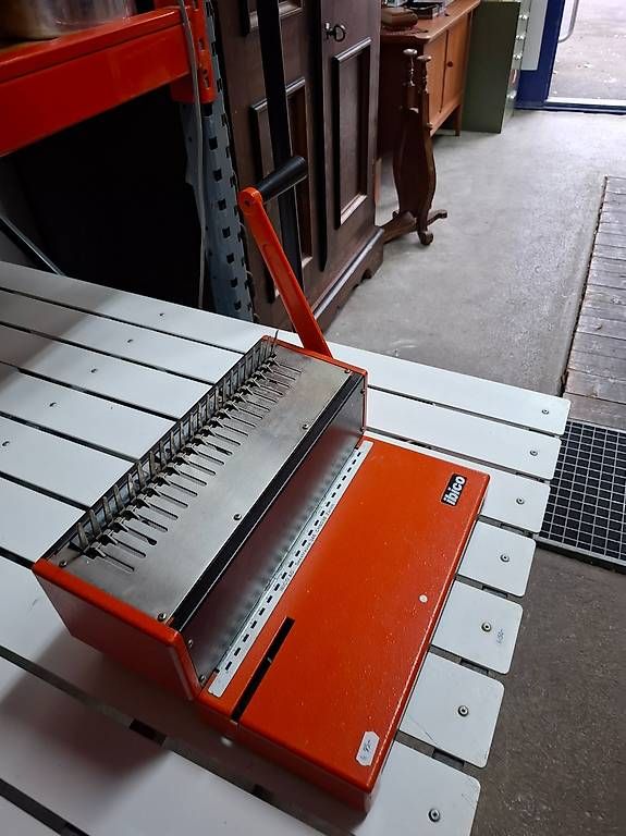 Ibico Macchine rilegatrici: Manuelle Ibico Ringbinder- Plastikbindemaschine Bindegerät – Usato da Mühlehorn venduto da Flohmarkt-Walensee 4