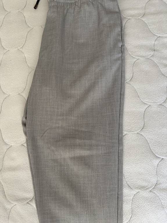 Pantaloni: Zara pantalon gris – Usato da Geneve venduto da tom_d7f8