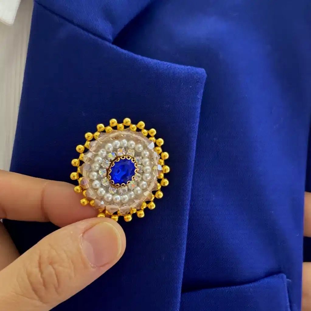 Spille & Fermagli: Luxuriös Blauer Saphir Royal Brosche - Handgemachte Brosche – Nuovo e nell'imballaggio originale da Vals venduto da ABA-Atelier 4