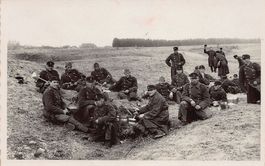 Soldaten, Rast in einem Feld, um 1920