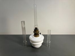 Antike Petroleum Lampe m. Opalglasbehälter u. Glas. ab 1.-