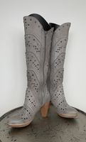 Stiefel aus weichem grauen Leder mit Nieten