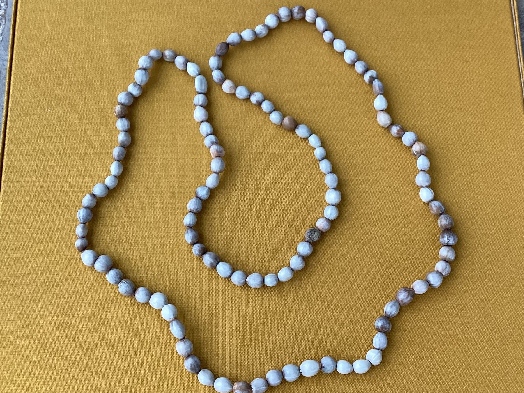 Colliers: Modeschmuck Halskette beigebraun, 102 cm lang – D'occasion à Mörschwil par Monzar 1