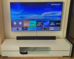 Samsung TV + Harman Kardon Sabre Soundbar + Lowboard