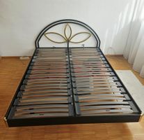 Doppelbett Metall schwarz gold mit Lattenrost gebraucht 