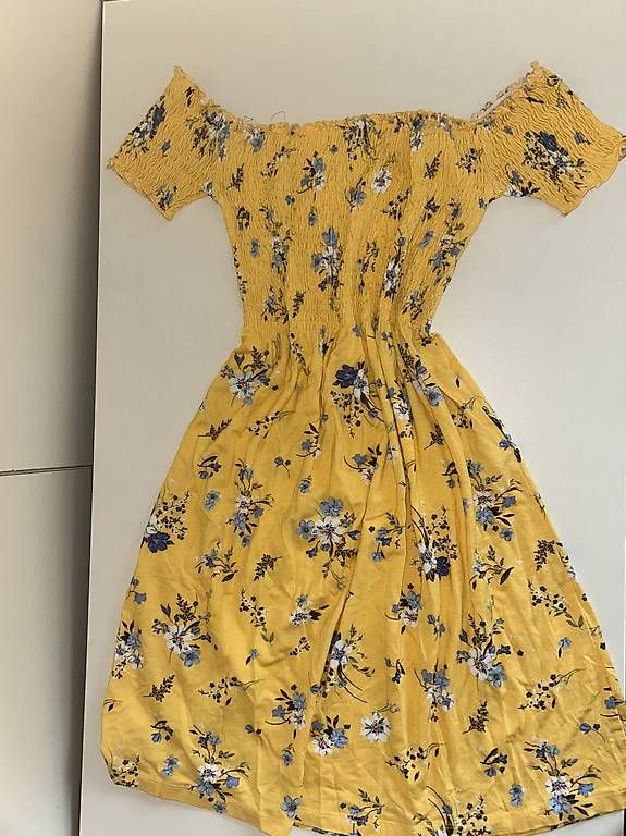Kleider: Stradivarius Kleid Gelb + Blumen Muster Gr. S – Gebraucht aus winterthur von HappyFindsCH