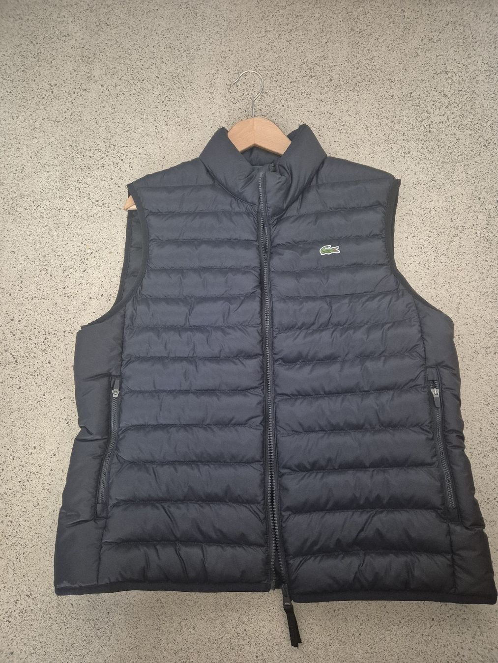 Lacoste Gilet & Giacche: Lacoste Steppweste dunkelblau Grösse L  – Nuovo (secondo la descrizione) da Zürich venduto da Kreis3ZH