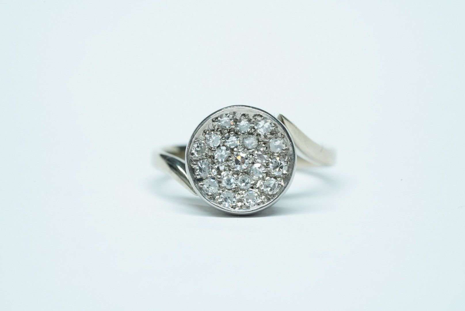 Ringe: Fingerring 18k Weissgold mit Diamanten – Gebraucht aus Bülach von Re-Jewelled