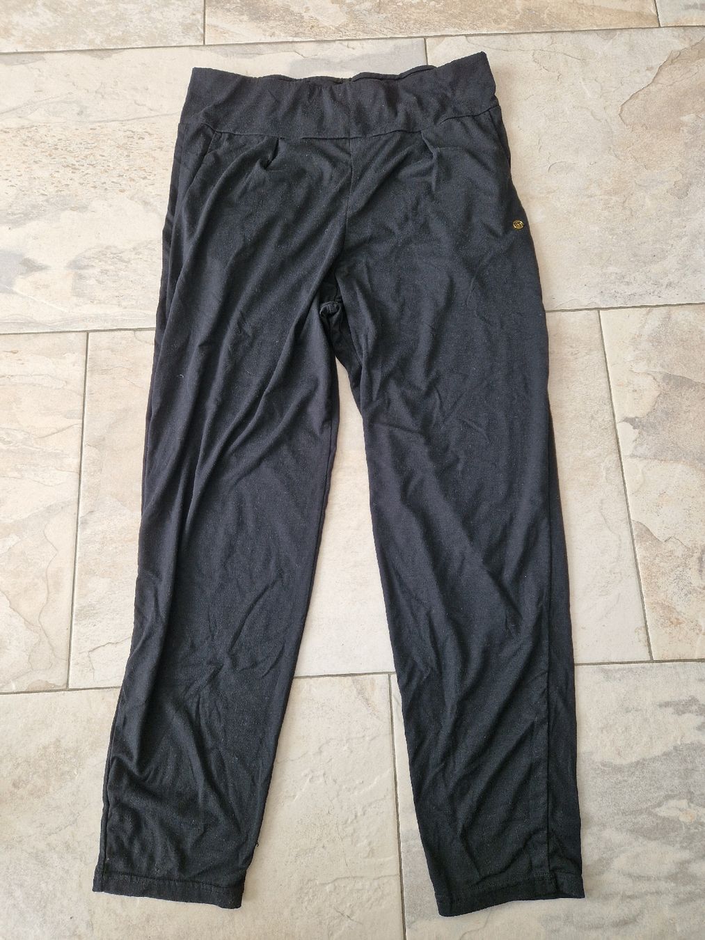 Tchibo Pantalons: Schwarze Tchibo Active Essentials Hose, Grösse M – D'occasion à Niederrohrdorf par Miripfiri