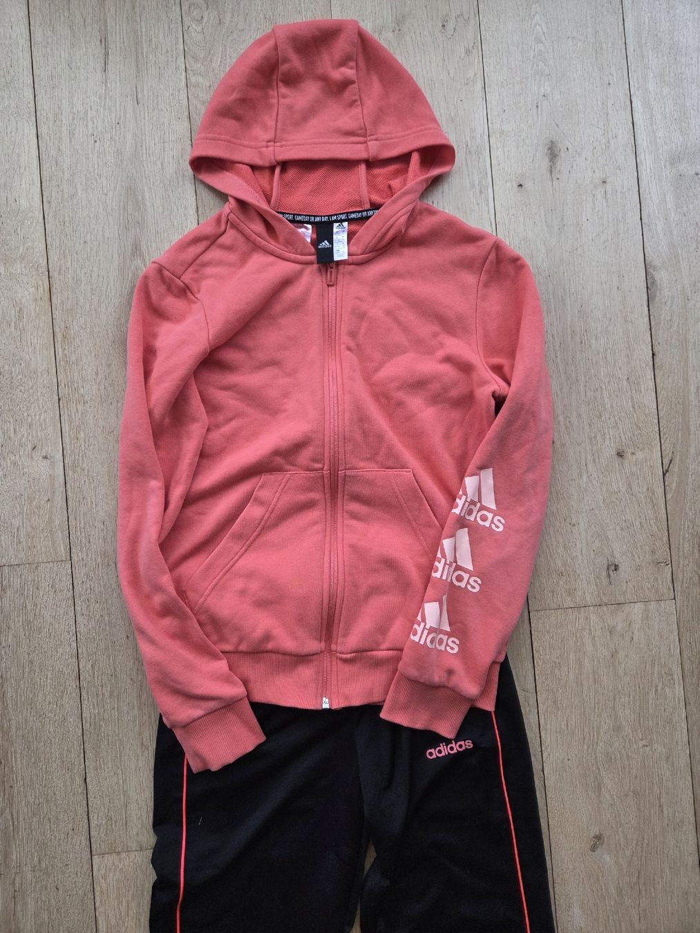 Adidas Completi: Adidas Trainingsanzug Mädchen Gr. 164 Neuwertig – Nuovo (secondo la descrizione) da Schneisingen venduto da mila-r