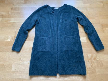 Eleganter, Langer, kuscheliger Pullover in Petrolblau.