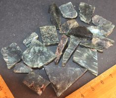 Mineralien Set L-4689 – Roher Seraphinit 19 Stück 50 Gramm