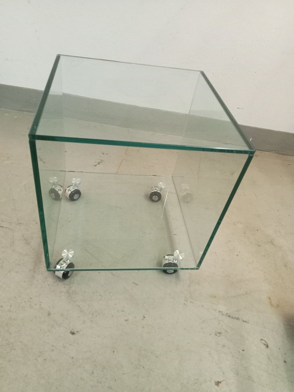Tables de nuit: Schöner Beistelltisch, mit Rollen, Material: Glas – D'occasion à zürich par Bsp1