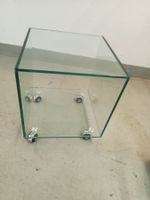 Schöner Beistelltisch, mit Rollen, Material: Glas