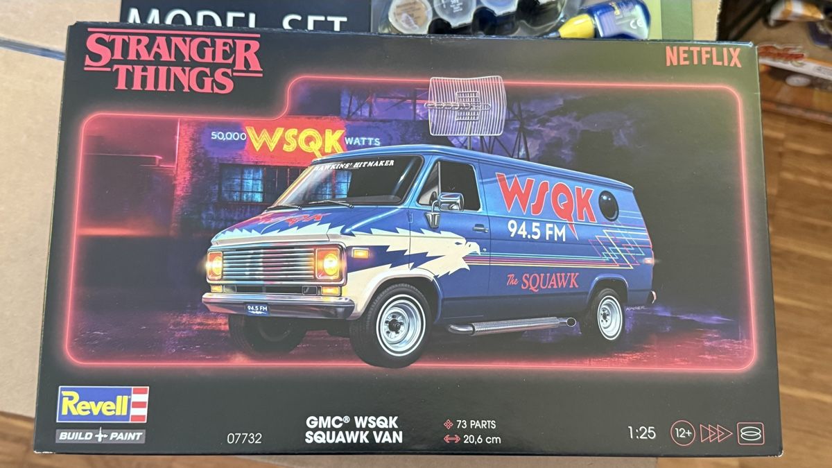 Revell Modellini d'auto: Revell Model Set Stranger Things GMC WSKQ Squawk Van – Nuovo e nell'imballaggio originale da Basel venduto da Zomeg 1