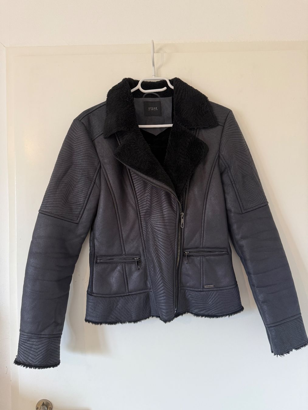Guess Jacken: Jacket – Gebraucht aus Zürich von tre_t57m