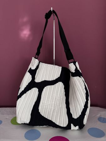 Hobo Schultertasche aus plissiertem Stoff