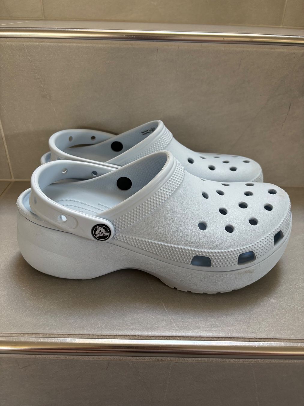 Crocs Chaussures femmes: Crocs mit Plateau – D'occasion à Büsserach par vimeco.43 3