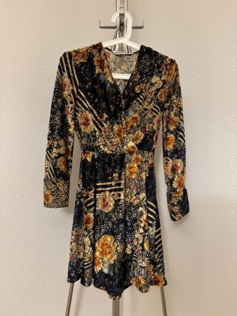 Samt Kleid mit langen Ärmeln von Zara [XS]