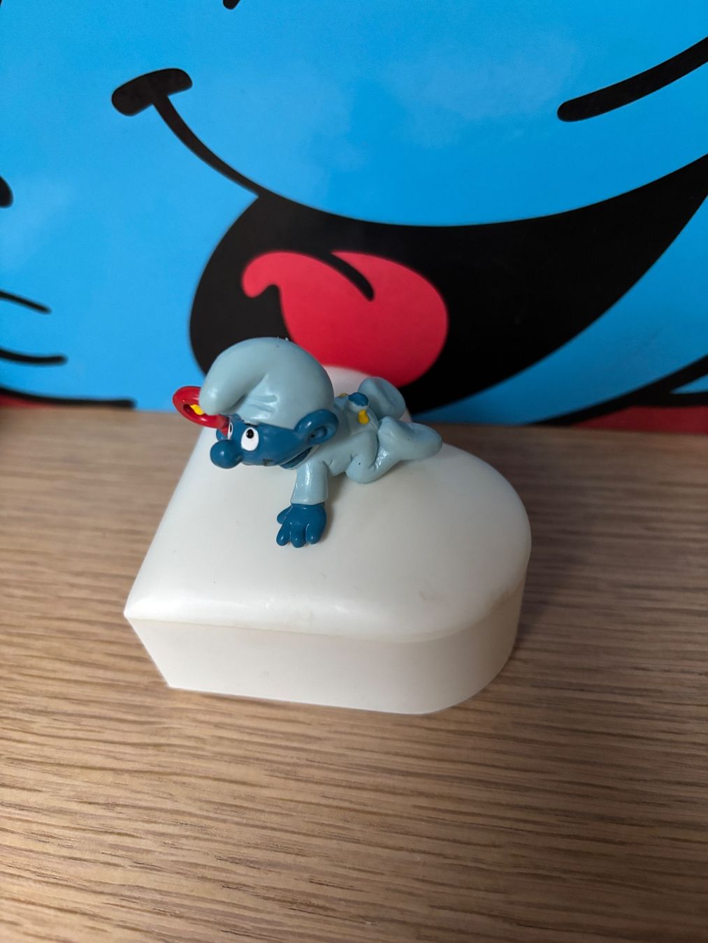 Figurines: Blaues Schlumpfbaby auf Herzdose – D'occasion à Lyss par Duckszone