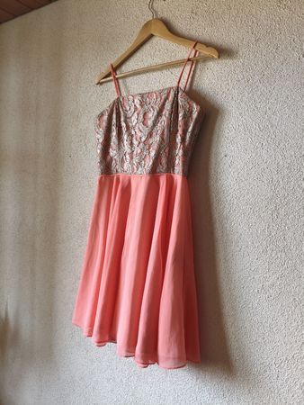 Lachsfarbenes Minikleid mit Spitzen