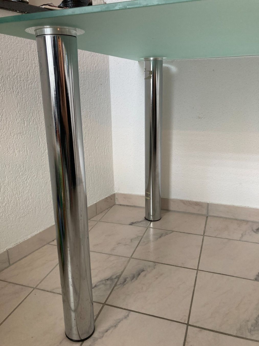 Tavoli: Glastisch mit verchromten Füssen – Usato da Hilterfingen venduto da Sabilui 3