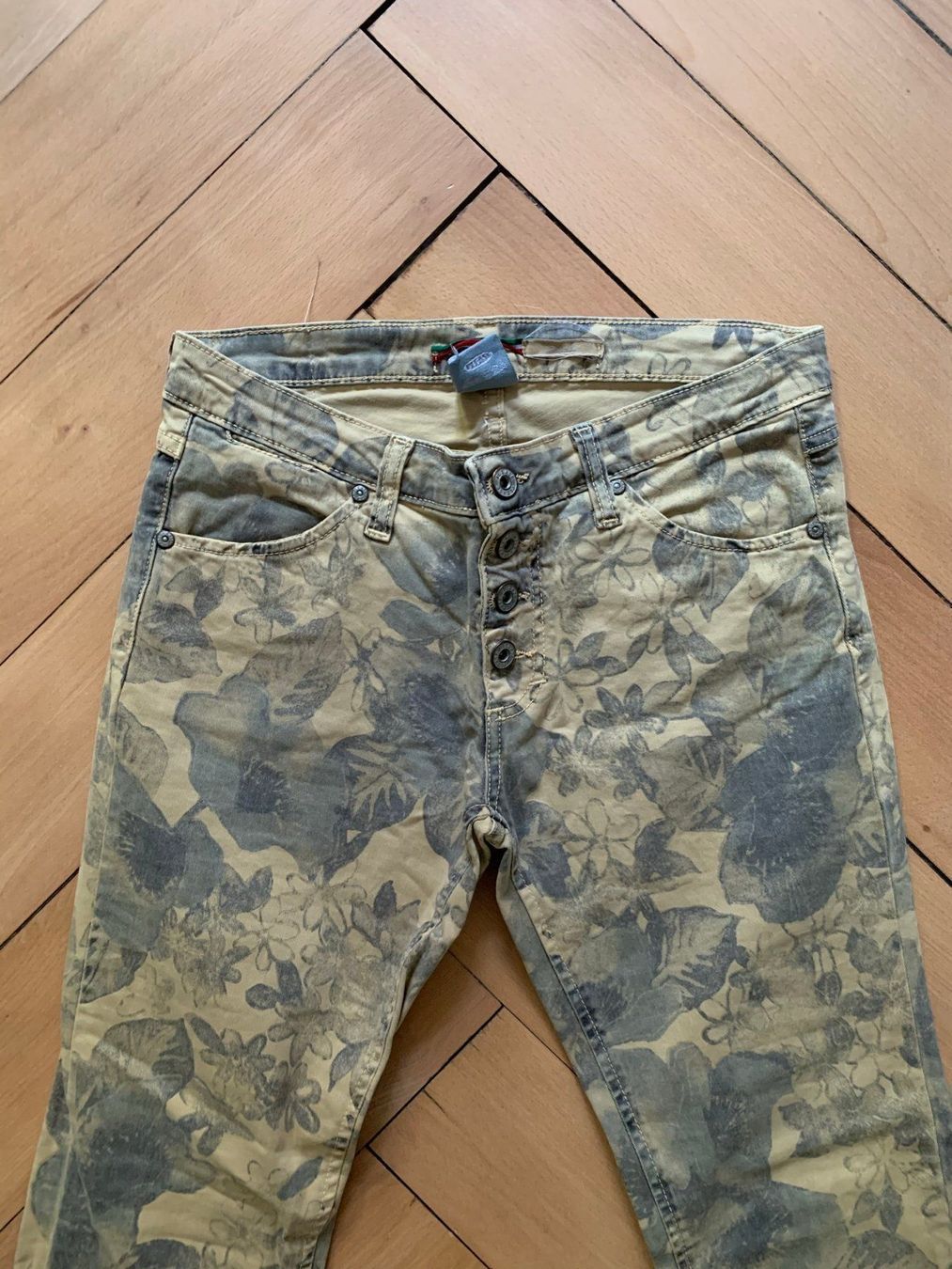 Please Jeans Jeans: PLEASE - Jeans hellbraun geblümt S – Gebraucht aus Zürich von Diazaio 1