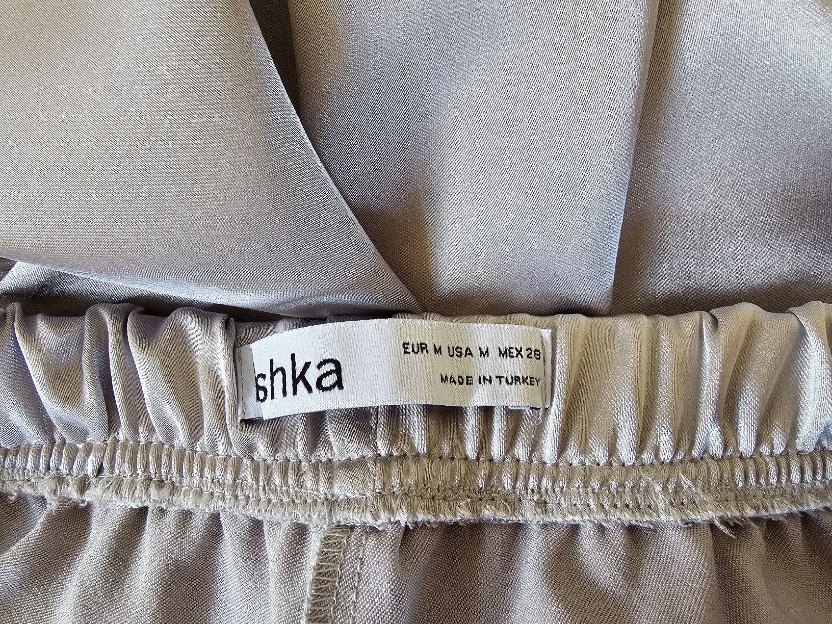 Bershka Pantaloni: Satin Hose Bershka, hellgrau, Gr. M – Nuovo (secondo la descrizione) da Mitlödi venduto da sassi31 4