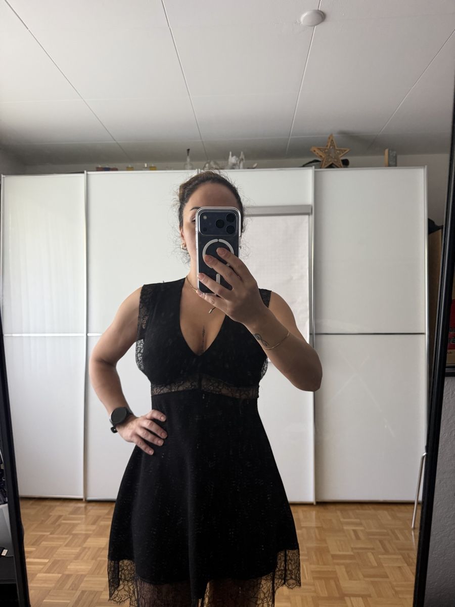 Sandro Vestiti: Sandro Kleid mit Spitzeneinsätzen – Usato da Bern venduto da sey_h766
