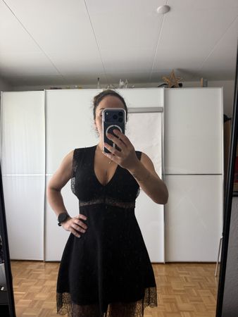 Sandro Kleid mit Spitzeneinsätzen