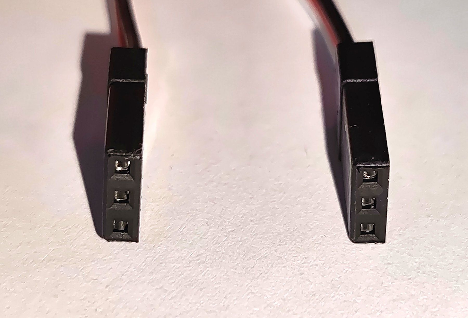 Modellismo RC: Set mit IR / Futaba Servo Kabel mit zwei Stecker/Patch Kabel – Nuovo e nell'imballaggio originale da Uzwil venduto da Bruchpilot64 1