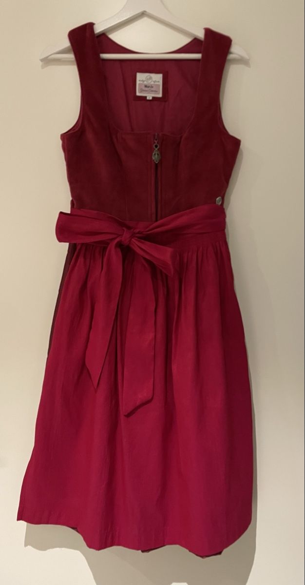 Kleider: Wunderschönes rotes Dirndl – Gebraucht aus Chur von buc_6tcp