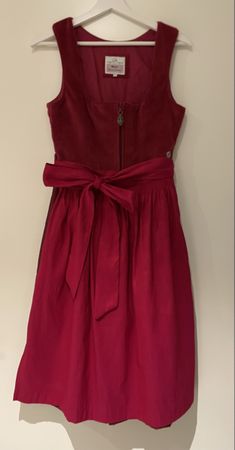 Wunderschönes rotes Dirndl