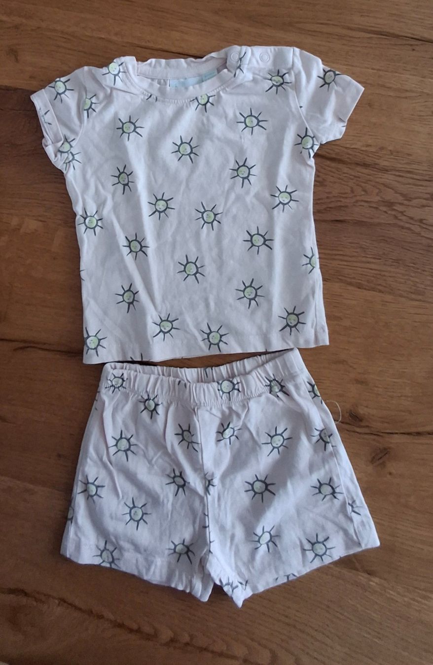 Lotti & Set di vestiti: 2 Babyhosen, 1 Sommerpyjama – Usato da Langenthal venduto da Handstrick 1