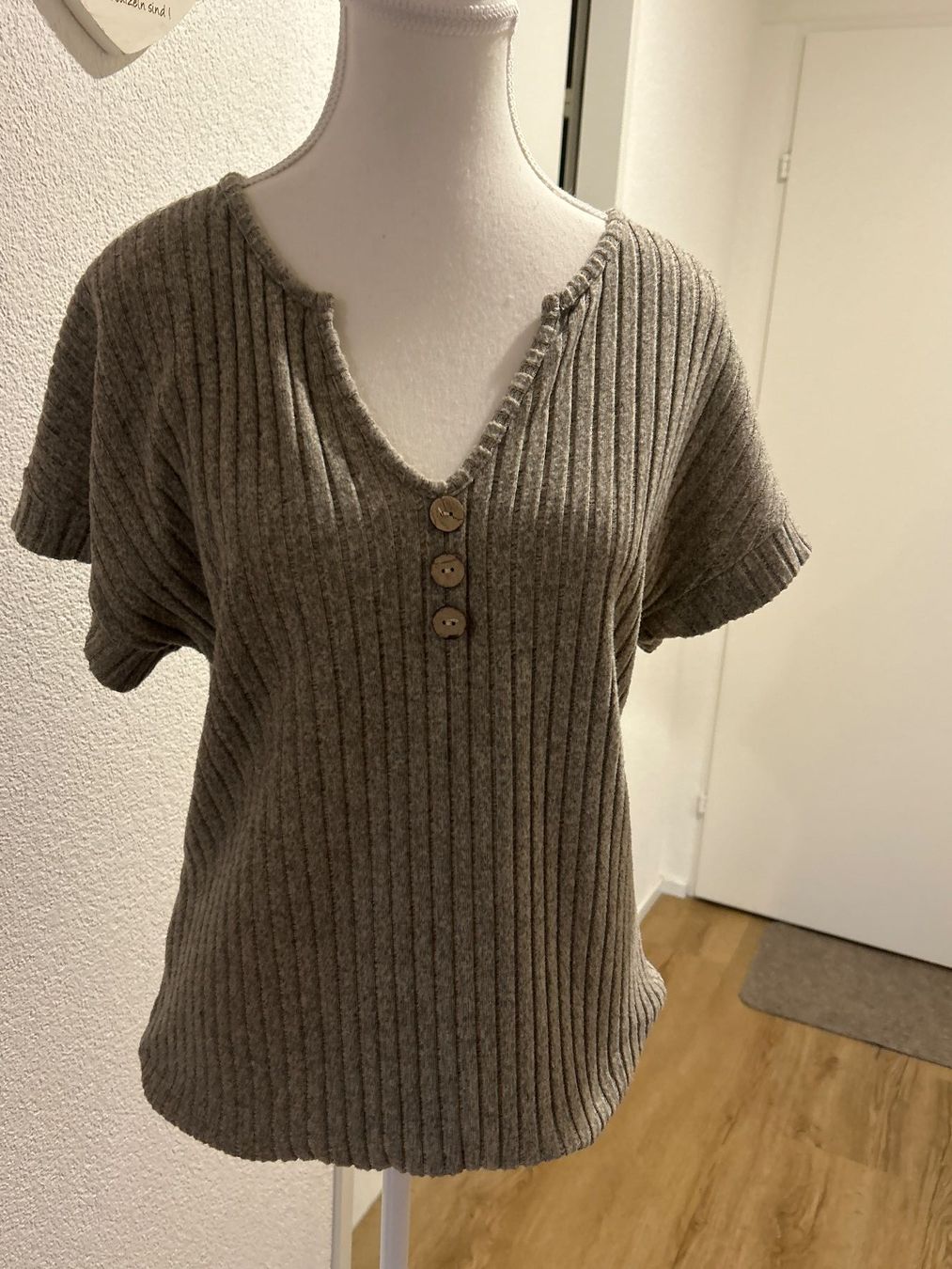 Pullover & Sweatshirts: Damen Kurzarm Pullover Rippenstrick oliv /grau Grösse M – Gebraucht aus Brunnen von Nala2929 2