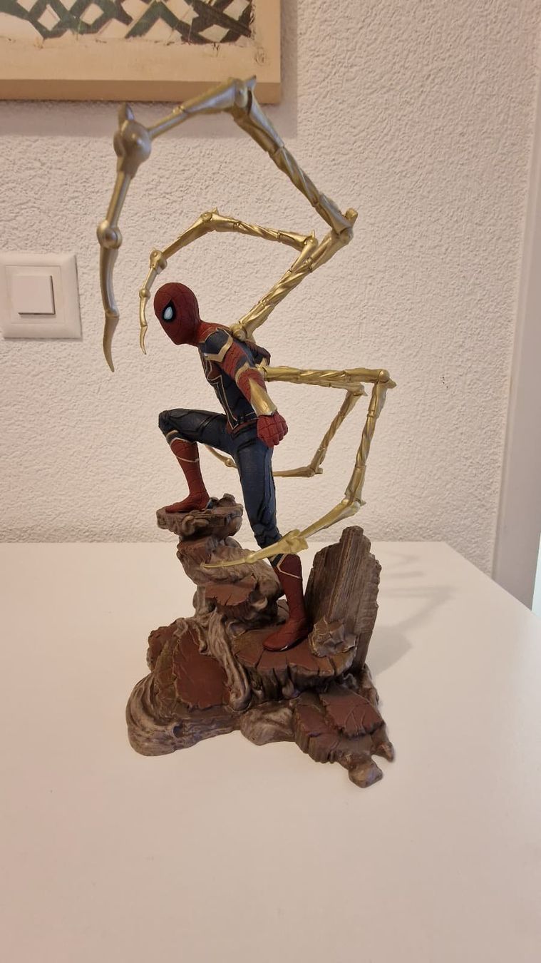 Marvel Statuette: Marvel Infinity War - Spider Man - Mit OVP! – Usato da Rümlang venduto da VictorGM 4
