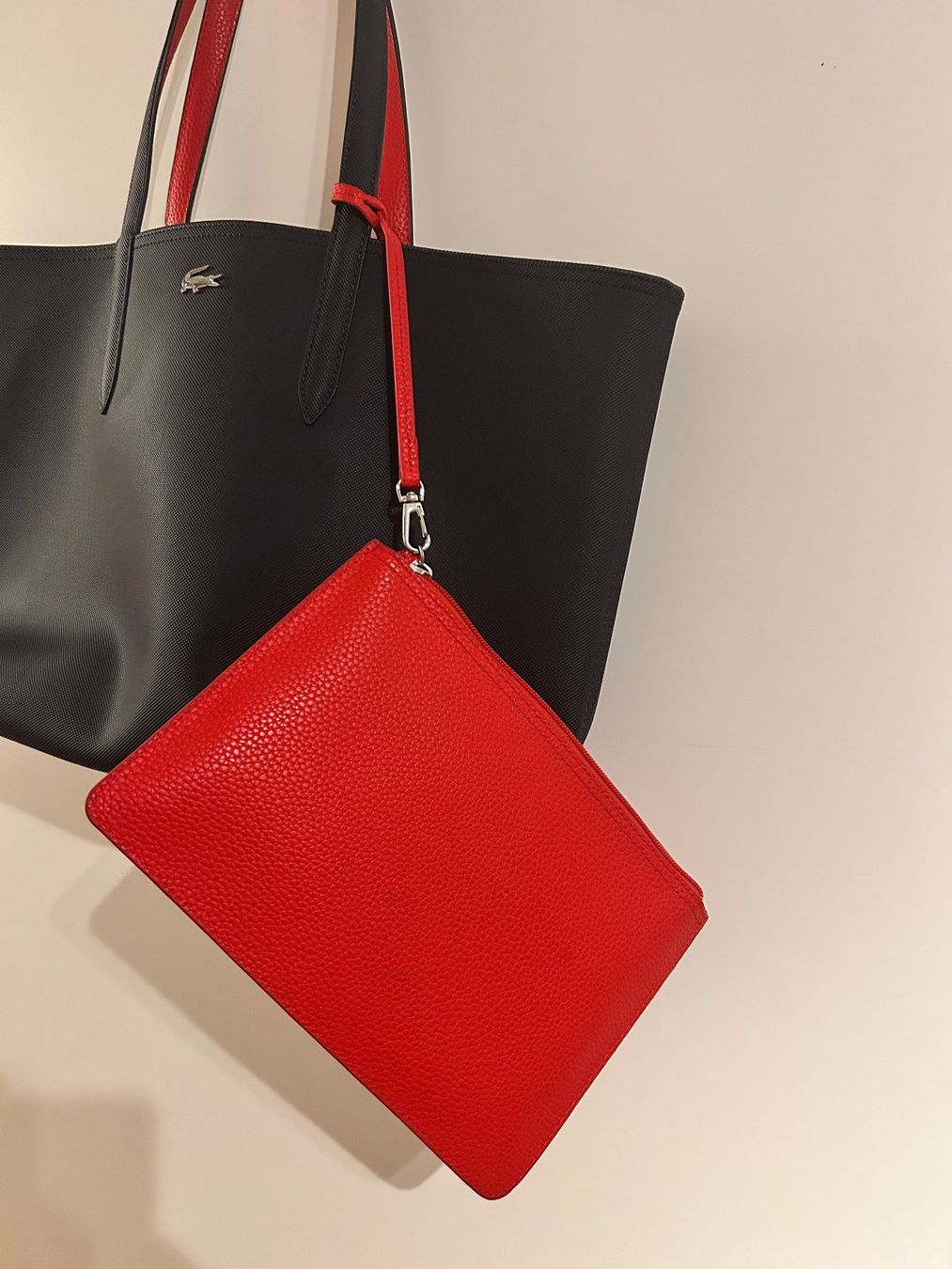 Lacoste Borse da donna: Schultertasche Lacoste + Innentasche blau-rot – Usato da Chur venduto da Pott 7