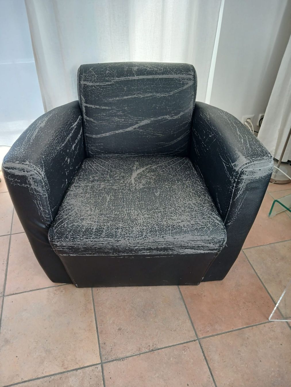 Poltrone: Fauteuil très confortable mais usé – Usato da Lausanne venduto da bri_hym2 1