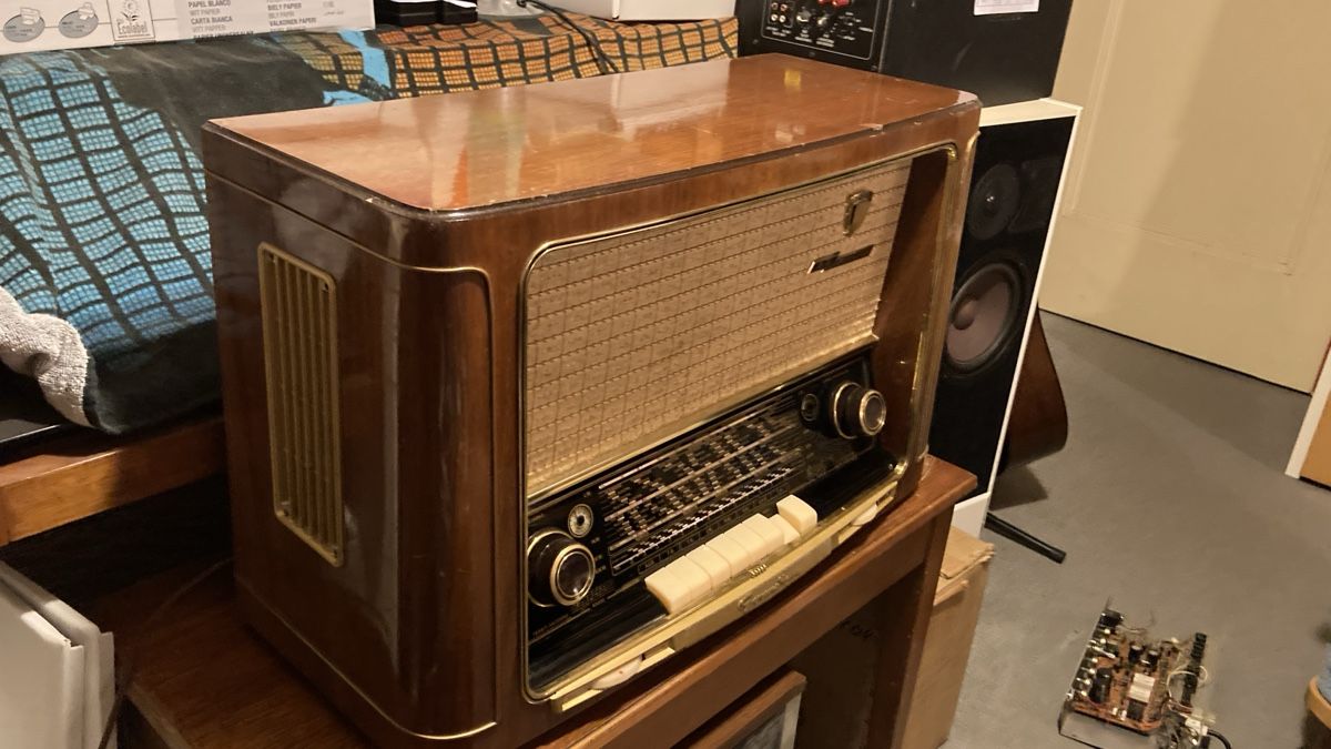 Grundig Radio: Grundig 3035 3D Klang - komplett restauriert mit bluetooth! – Usato da Chevenez venduto da Electro-Rick 2