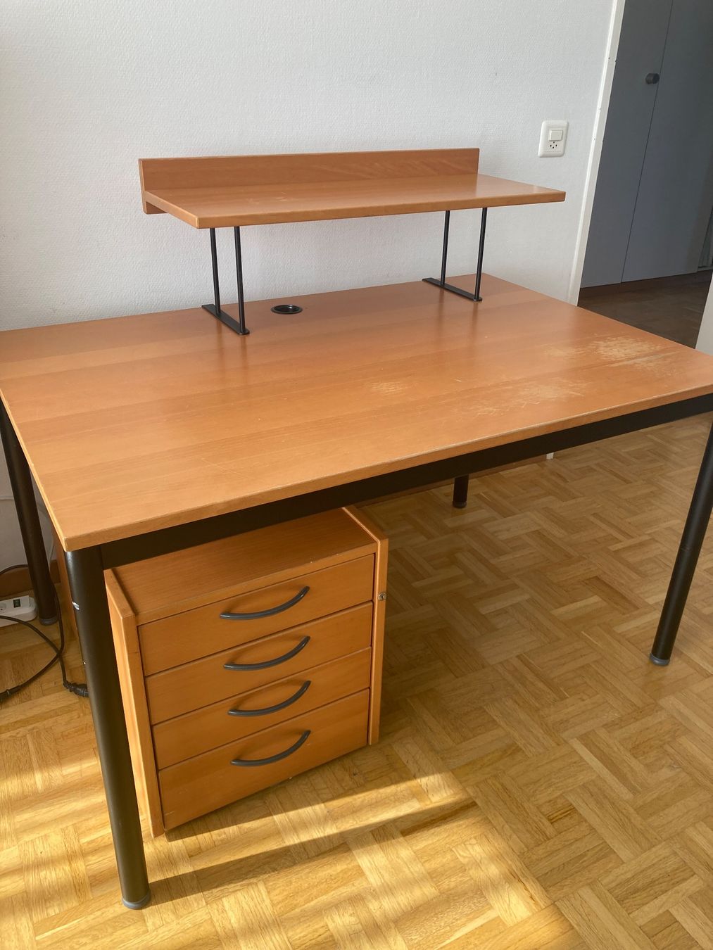 Scrivanie: Schreibtisch mit Rollcontainer – Usato da Zürich venduto da Adelaide2015