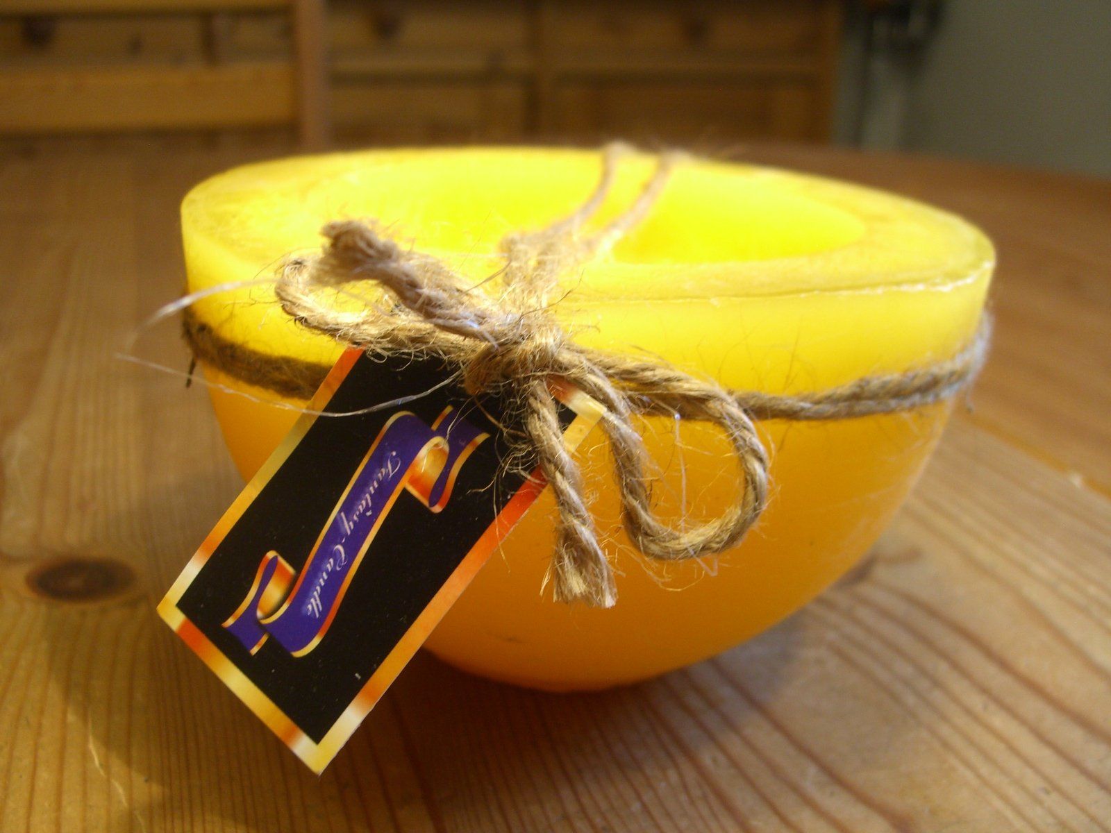 Candele: wunderschöne, rustikale, grosse Kerze, gelb,weiss, 650gr – Nuovo (secondo la descrizione) da Winterthur venduto da Gaia 3