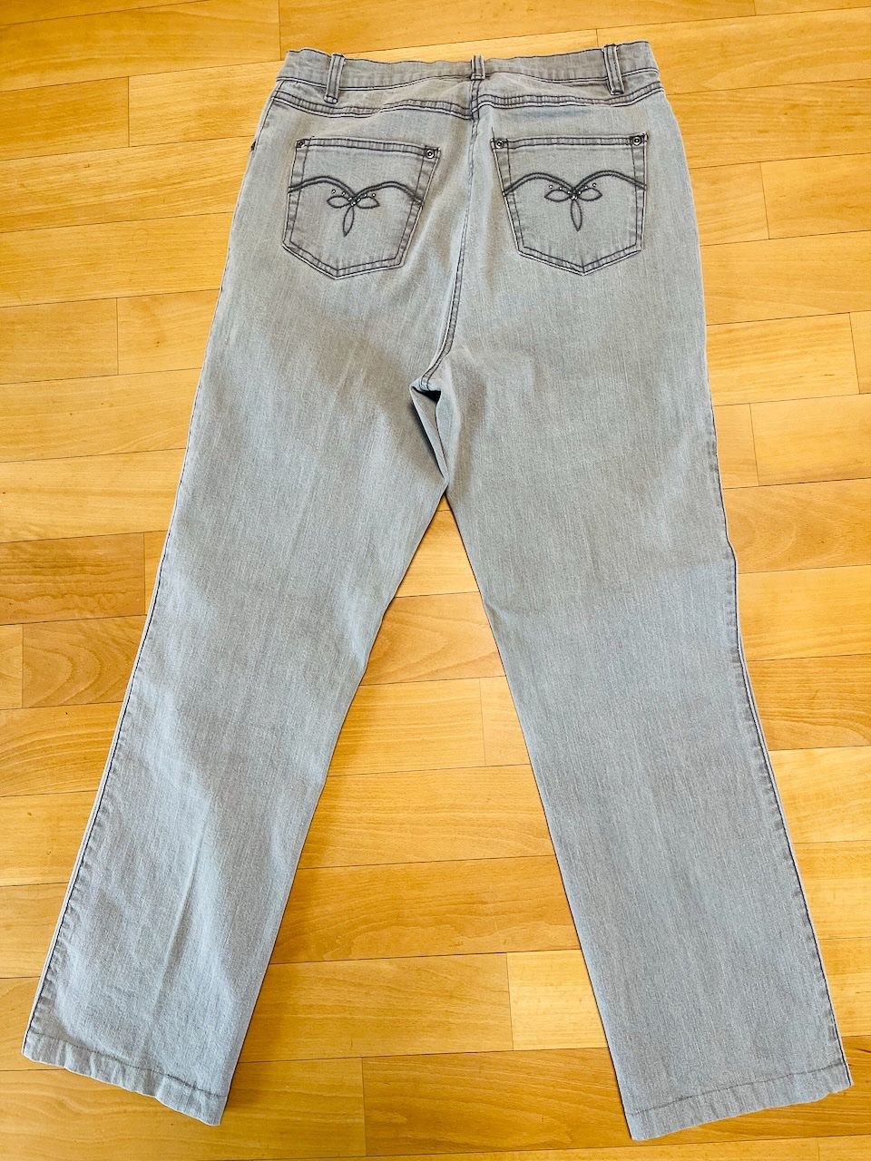 Jeans: hellgraue Jeans "Fair Lady" Gr. S – Usato da Winterthur venduto da 1956ingi 1