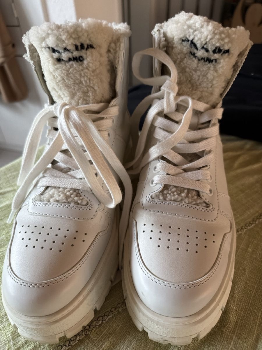Prada Damenschuhe: Plateau-Sneakers aus Leder mit Shearling – Gebraucht aus Steinach von Pumuckeli1