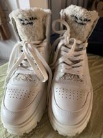 Plateau-Sneakers aus Leder mit Shearling