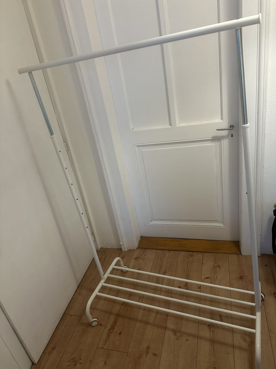 Guardaroba: Clothes rack adjustable – Usato da Basel venduto da Greenways