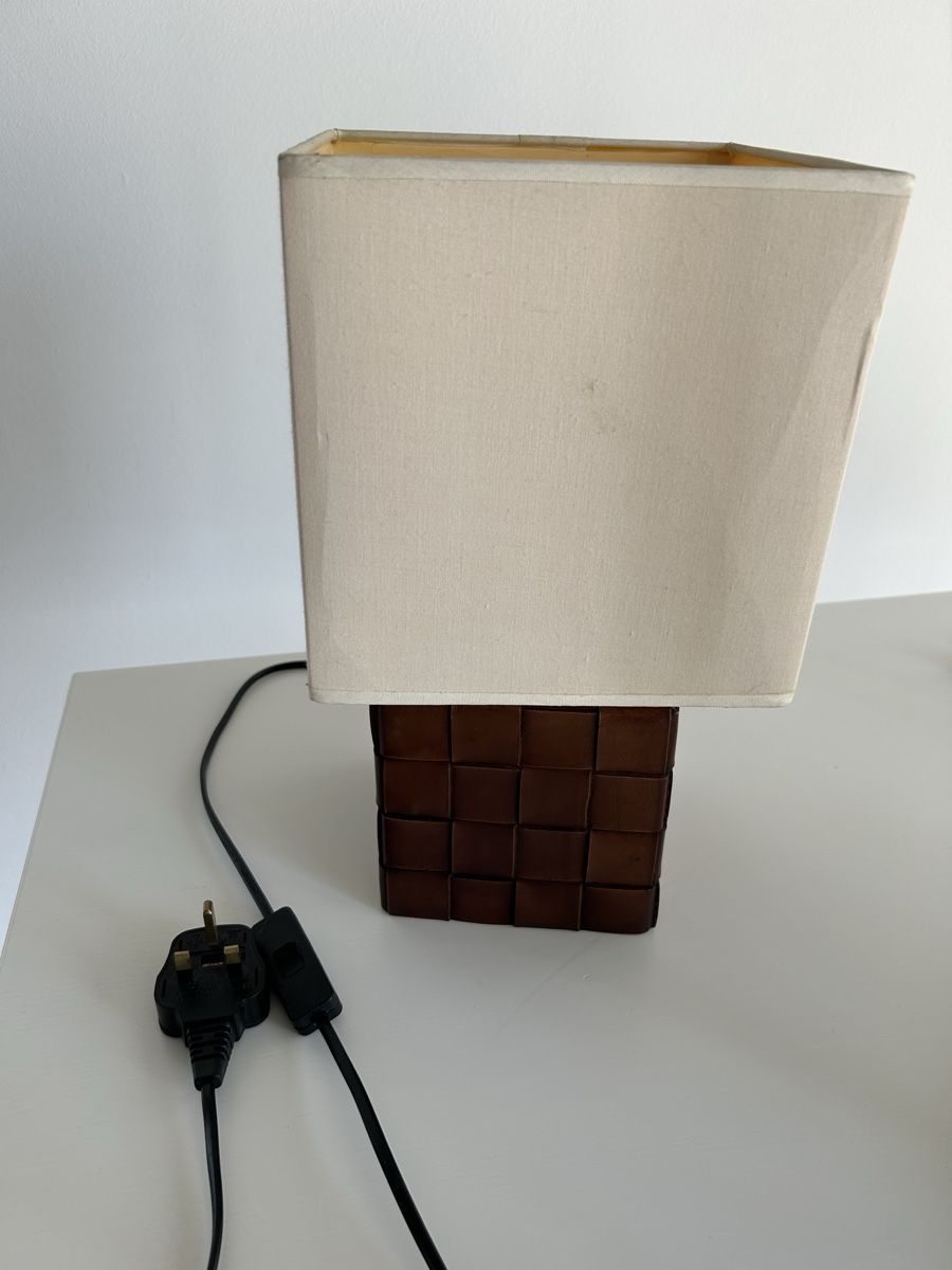 Lampade: Braune Leder-Tischlampe mit Schirm – Usato da Niederwangen BE venduto da Chill_Out 1
