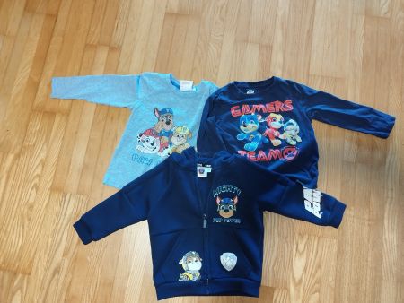 Kinderkleider - 3 Pullover, 4 Hosen, 1 Fleecejacke, 1 Zipper